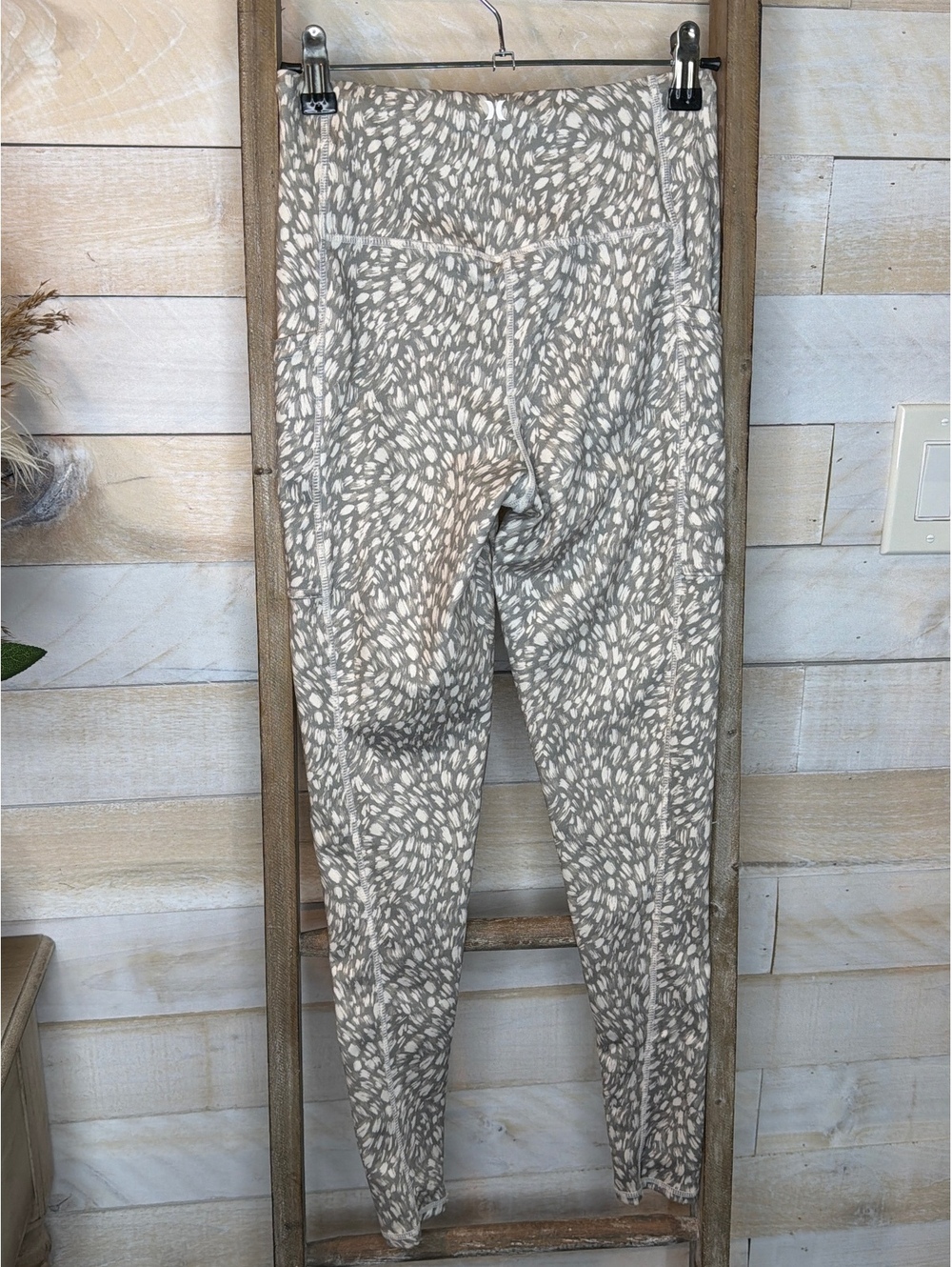 Hurley Women's XS Gray and White Patterned Leggings - Picture 5 of 5